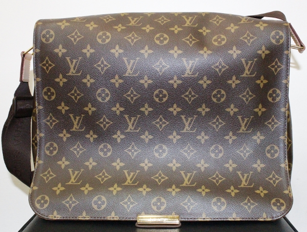 (image for) A LIKE NEW LOUIS VUITTON MESSENGER BAG